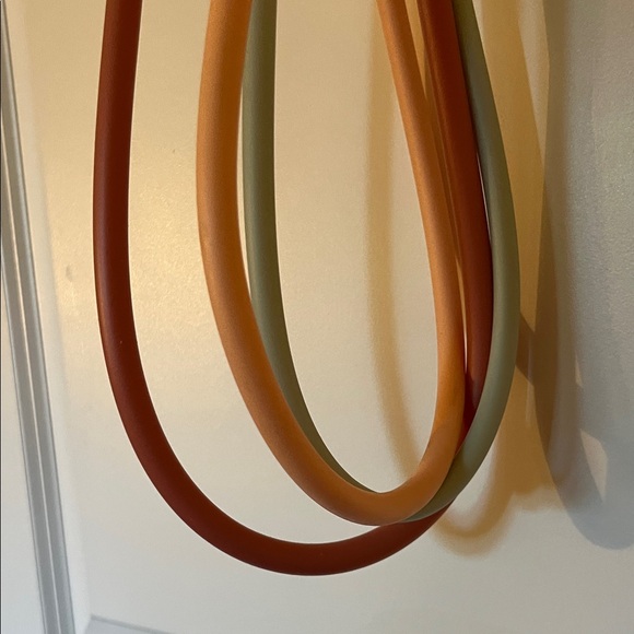 Blogilates Brand Set Resistance Bands in neutral cool tones - Picture 4 of 4